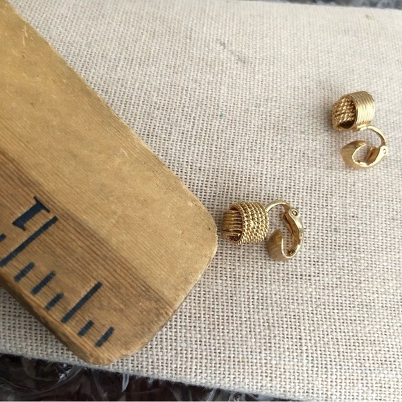 Vintage Stamped Avon ClipOn Earrings - Picture 4 of 4